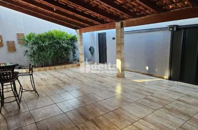 Casa residencial com 3 quartos sendo 1 suíte disponível para locação no bairro jardim patrícia em uberlândia-mg