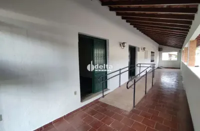 Casa com 4 quartos sendo 1 suíte, disponível para locação no bairro tocantins em uberlândia-mg