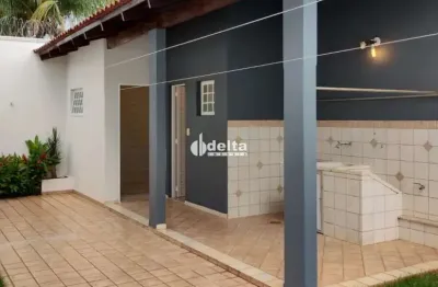 Casa residencial com 3 quartos sendo 1 suíte disponível para locação no bairro jardim karaíba em uberlândia - mg.