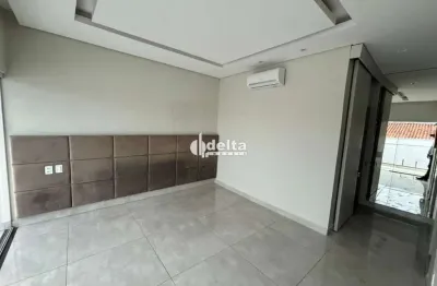 Casa em condomínio com 3 quartos sendo 1 suíte, disponível para locação no bairro aclimação em uberlândia-mg