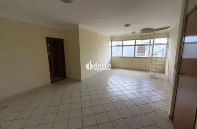 Cobertura com 4 quartos sendo 2 suítes, disponível para locação no bairro copacabana em uberlândia-mg