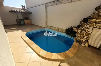 Casa residencial com 3 quartos sendo 2 suítes disponível para locação no bairro santa mônica em uberlândia-mg