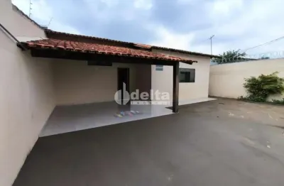 Casa com 4 quartos sendo 2 suítes disponível para locação no bairro santa mônica em uberlândia-mg