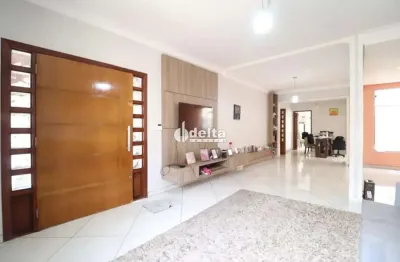 Casa residencial com 4 quartos sendo 1 suíte disponível para locação no bairro jardim patrícia em uberlândia-mg.