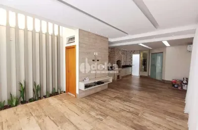 Casa residencial com 03 quartos disponível para locação e venda no bairro Cidade Jardim em Uberlândia-MG