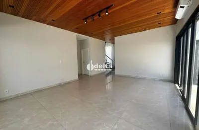 Casa em condomínio com 03 suítes, disponível para locação no bairro laranjeiras uberlândia em uberlândia-mg