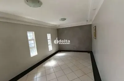 Casa com 5 quartos sendo 2 suítes, disponível para locação no bairro santa mônica em uberlândia-mg