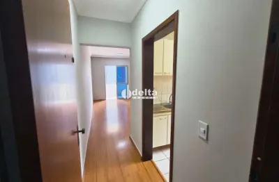 Apartamento com 2 quartos sendo 1 suíte, disponível para locação no bairro Umuarama em Uberlândia-MG