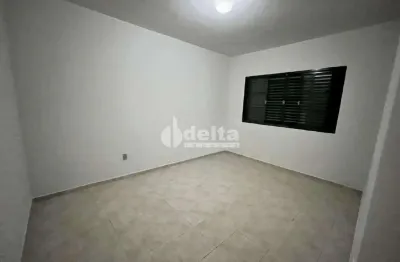 Casa residencial com 3 quartos sendo 1 suíte, disponível para locação no bairro umuarama em uberlândia-mg