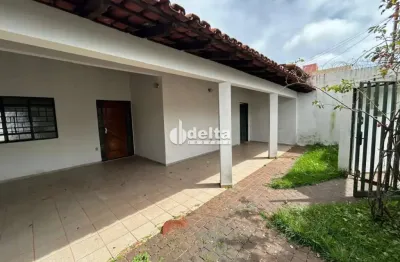Casa residencial com 3 quartos sendo 1 suíte, disponível para locação no bairro Umuarama em Uberlândia-MG