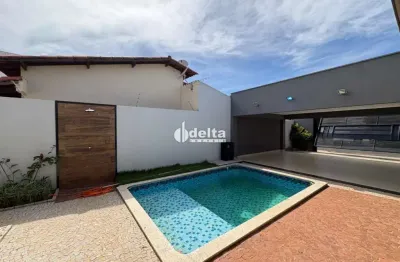 Casa residencial com 3 suítes disponível para locação no bairro Umuarama em Uberlândia-MG