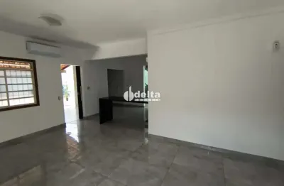 Casa residencial com 3 quartos sendo 1 suíte, disponível para locação no bairro Jardim Botânico em Uberlândia-MG.