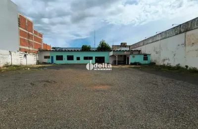 Imóvel comercial disponível para locação no bairro Umuarama em Uberlândia-MG.