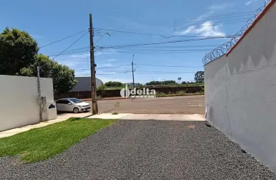 Galpão disponível para locação no bairro Segismundo Pereira em Uberlândia-MG