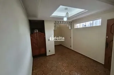 Casa com 4 quartos sendo 1 suite disponível para locação no bairro Osvaldo Rezende em Uberlândia-MG.