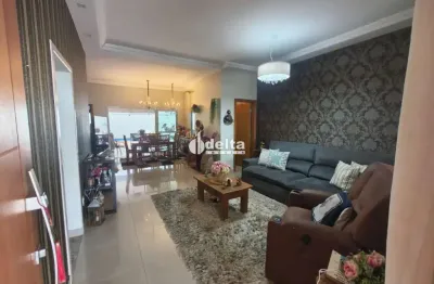 Casa em condomínio com 3 suítes disponível para locação e venda no bairro Nova Uberlândia em Uberlândia-MG