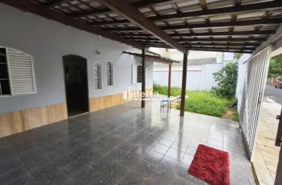 Casa MOBILIADA tipo pensionato muito próxima da UFU com 2 vgs, 8 quartos, 4 banheiros, piscina e jardim.