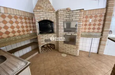 Casa residencial com 3 quartos sendo 2 suítes, disponível para locação no bairro Brasil em Uberlândia-MG