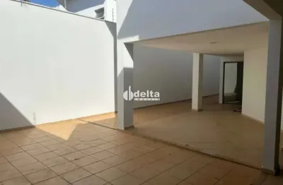 Casa residencial disponível para locação no bairro Jardim Karaíba em Uberlândia-MG