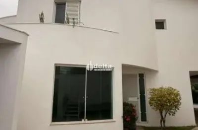 Casa residencial com 3 quartos sendo 1 suíte disponível para locação no bairro Jardim Karaiba em Uberlândia-MG