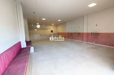 Loja com aprox. 202m², cozinha, 2 banheiros e mezanino, disponível para locação no bairro Tibery em Uberlândia-MG.