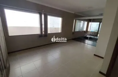 Casa residencial disponível para locação no bairro Jardim Karaiba em Uberlândia-MG.