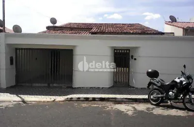 Casa residencial com 03 quartos sendo 01 suíte, disponível para locação no bairro Custódio Pereira em Uberlândia-MG