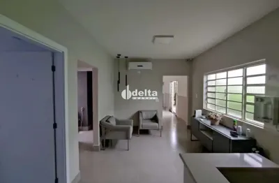 Casa comercial disponível para locação no bairro Martins em Uberlândia-MG.