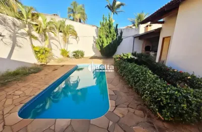 Casa residencial com 3 quartos sendo 1 suíte disponível para locação no bairro Cidade Jardim em Uberlândia - MG.