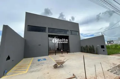 Galpão comercial em ótima localização disponível para locação no bairro Novo Mundo em Uberlândia-MG