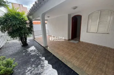 Casa residencial ou comercial com 3 quartos disponivel para locação no bairro Saraiva em Uberlândia-MG