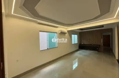 Casa residencial com 3 quartos sendo 2 suítes, disponível para locação no bairro Jardim das Palmeiras em Uberlândia-MG