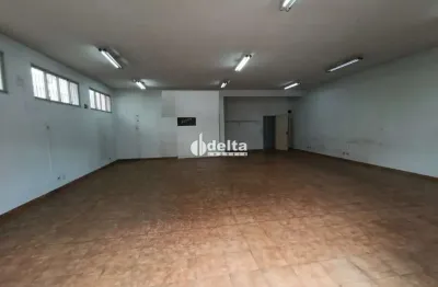Loja de esquina disponível para locação no bairro Nossa Senhora Aparecida em Uberlândia-MG