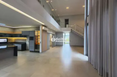 Casa em condomínio com 5 suítes, disponível para locação e venda no bairro Granja Marileusa em Uberlândia-MG