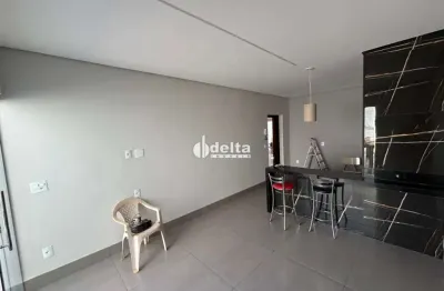 Casa residencial com 3 quartos sendo 2 suítes disponível para locação e venda no bairro São Jorge em Uberlândia-MG