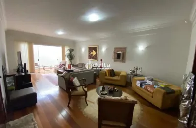 Casa residencial com 3 quartos sendo 1 suíte disponível para locação no Bairro Jardim Karaiba em Uberlândia-MG