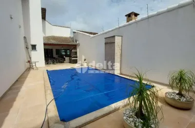 Casa residencial com 03 quartos disponível para locação no bairro Santa Mônica em Uberlândia-MG