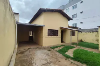 Casa residencial com 3 quartos, disponível para locação  no bairro Santa Mônica em Uberlândia-MG