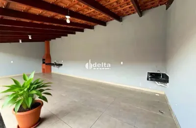 Casa residencial com 3 quartos disponível para locação no bairro São Jorge em Uberlândia-MG