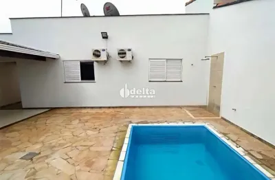Casa condomínio com 3 quartos sendo 1 suíte, disponível para locação no bairro Jardim Holanda em Uberlândia-MG