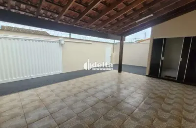 Casa com 3 quartos sendo 1 suíte, disponível para locação no bairro Jardim Botânico em Uberlândia-MG