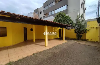 Casa com 3 quartos sendo 1 suíte disponível para locação no bairro Santa Mônica em Uberlândia-MG