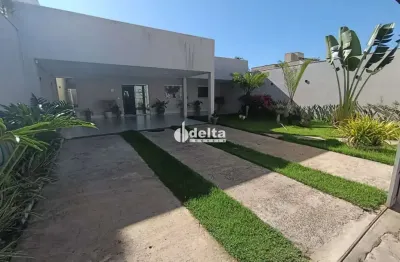 Casa térrea com 3 quartos sendo 2 suítes, disponível para locação no bairro Santa Mônica em Uberlândia-MG