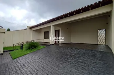 Casa com 03 quartos sendo 01 suíte disponível para locação  no bairro Saraiva em Uberlândia-MG