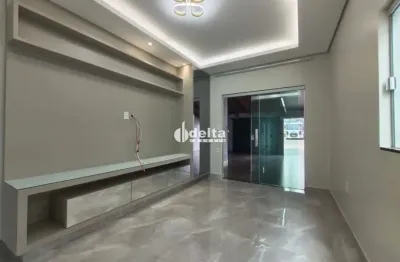 Casa residencial com 4 quartos sendo 1 suíte, disponível para locação no bairro Granada em Uberlândia-MG.