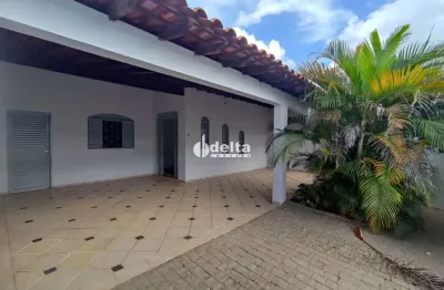 Casa residencial com 3 quartos, disponível para locação no bairro Santa Mônica em Uberlândia-MG