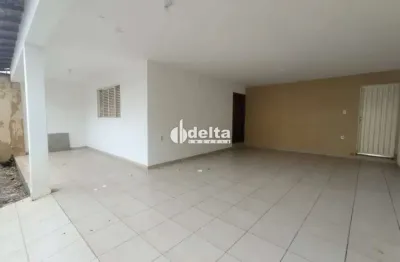 Casa residencial com 3 quartos sendo 1 suíte disponível para locação no bairro Umuarama em Uberlândia-MG