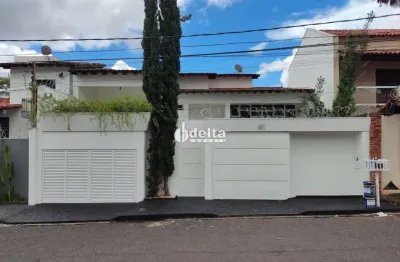 Casa com 4 quartos, sendo 3 suítes disponível para venda no bairro Vigilato Pereira em Uberlândia-MG
