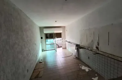 Loja disponível para locação no bairro Nossa Senhora Aparecida em Uberlândia-MG.