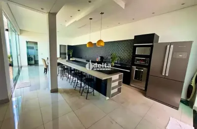 Casa com 3 suítes disponível para locação bairro Jardim Inconfidência em Uberlândia-MG